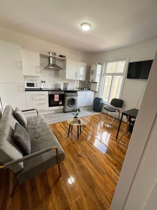 2 Bedroom Apartment Near Station ロンドン エクステリア 写真