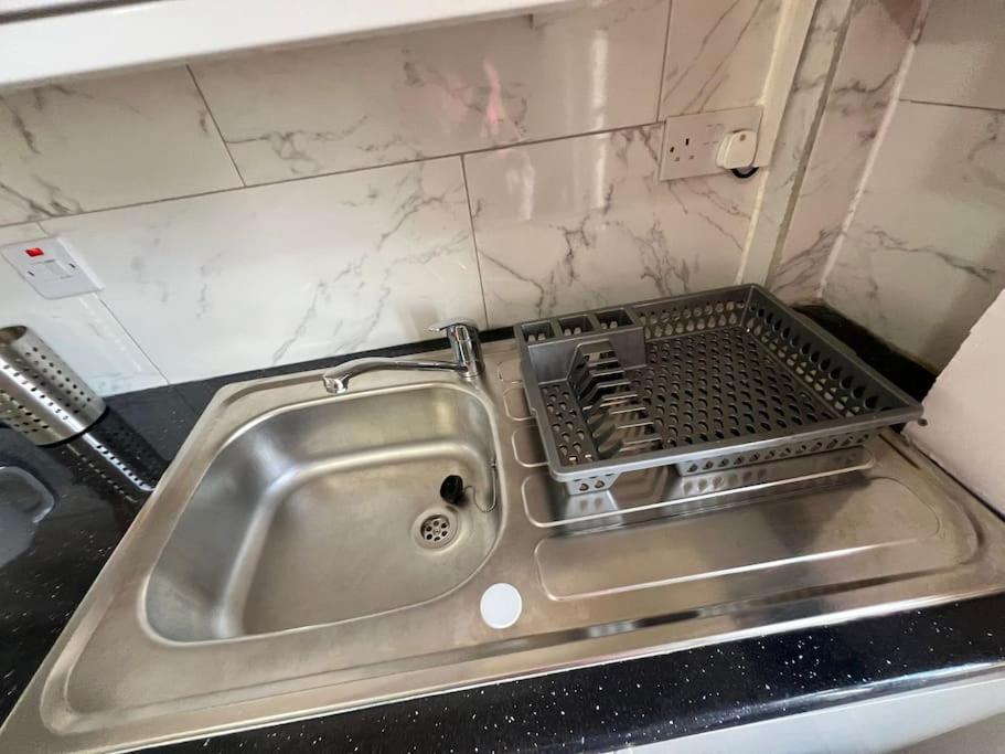 2 Bedroom Apartment Near Station ロンドン エクステリア 写真