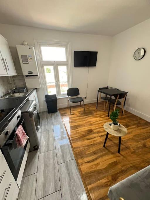 2 Bedroom Apartment Near Station ロンドン エクステリア 写真