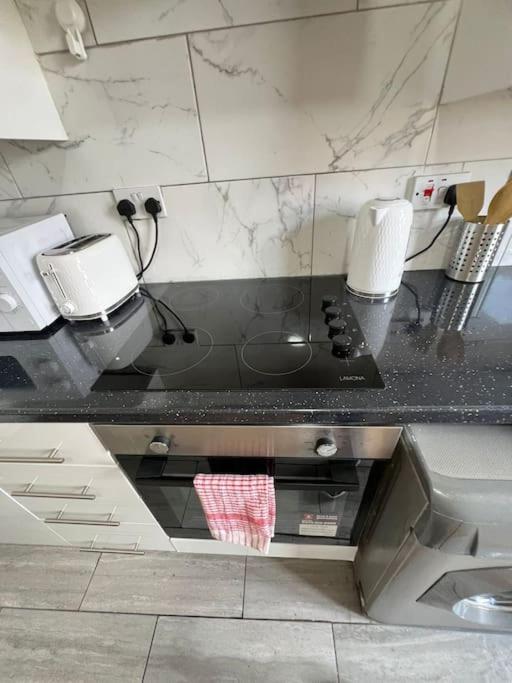 2 Bedroom Apartment Near Station ロンドン エクステリア 写真