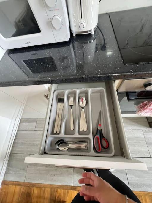 2 Bedroom Apartment Near Station ロンドン エクステリア 写真