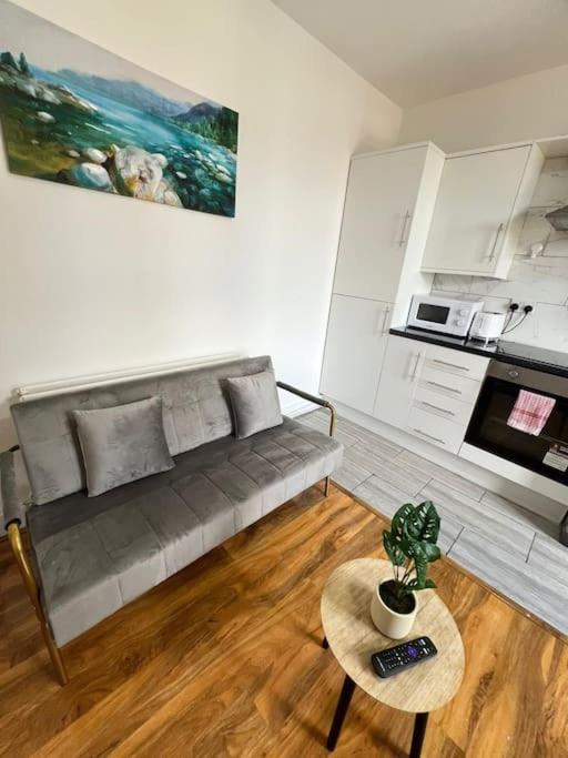 2 Bedroom Apartment Near Station ロンドン エクステリア 写真